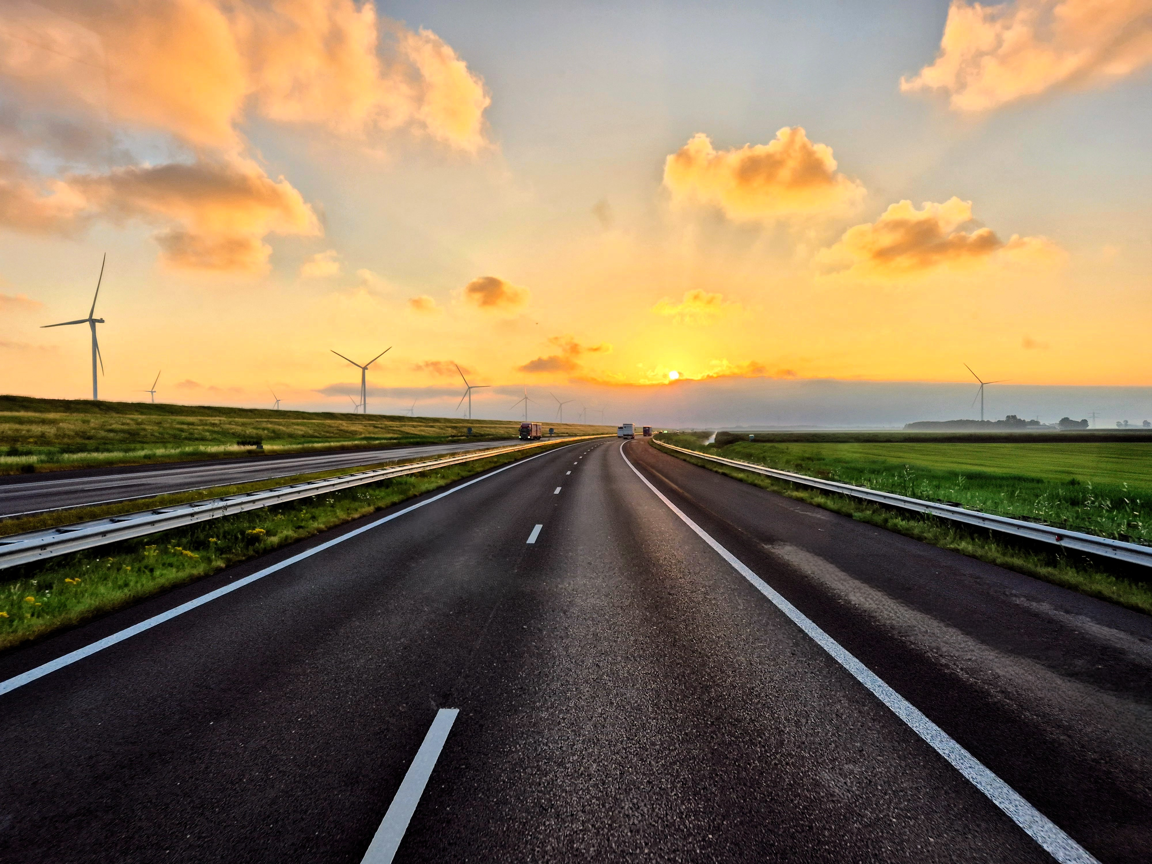 Snelweg bij zonsopgang in Nederland